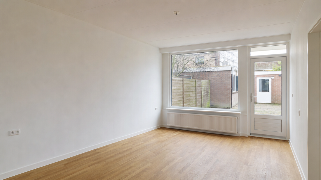 Lege, net opgeleverde nieuwbouwwoning met kale wanden, harde vloer en grote ramen
